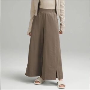 Lululemon Women's Stretch Woven Wide-Leg High-Rise Crop - XL - Nomad